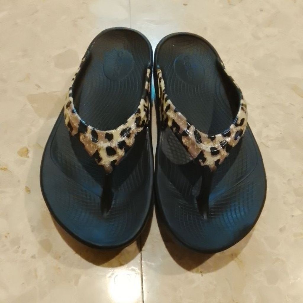 ***รองเท้าแตะสีดำหูลายเสือ ยี่ห้อ OOFOS แท้ (มือสอง)