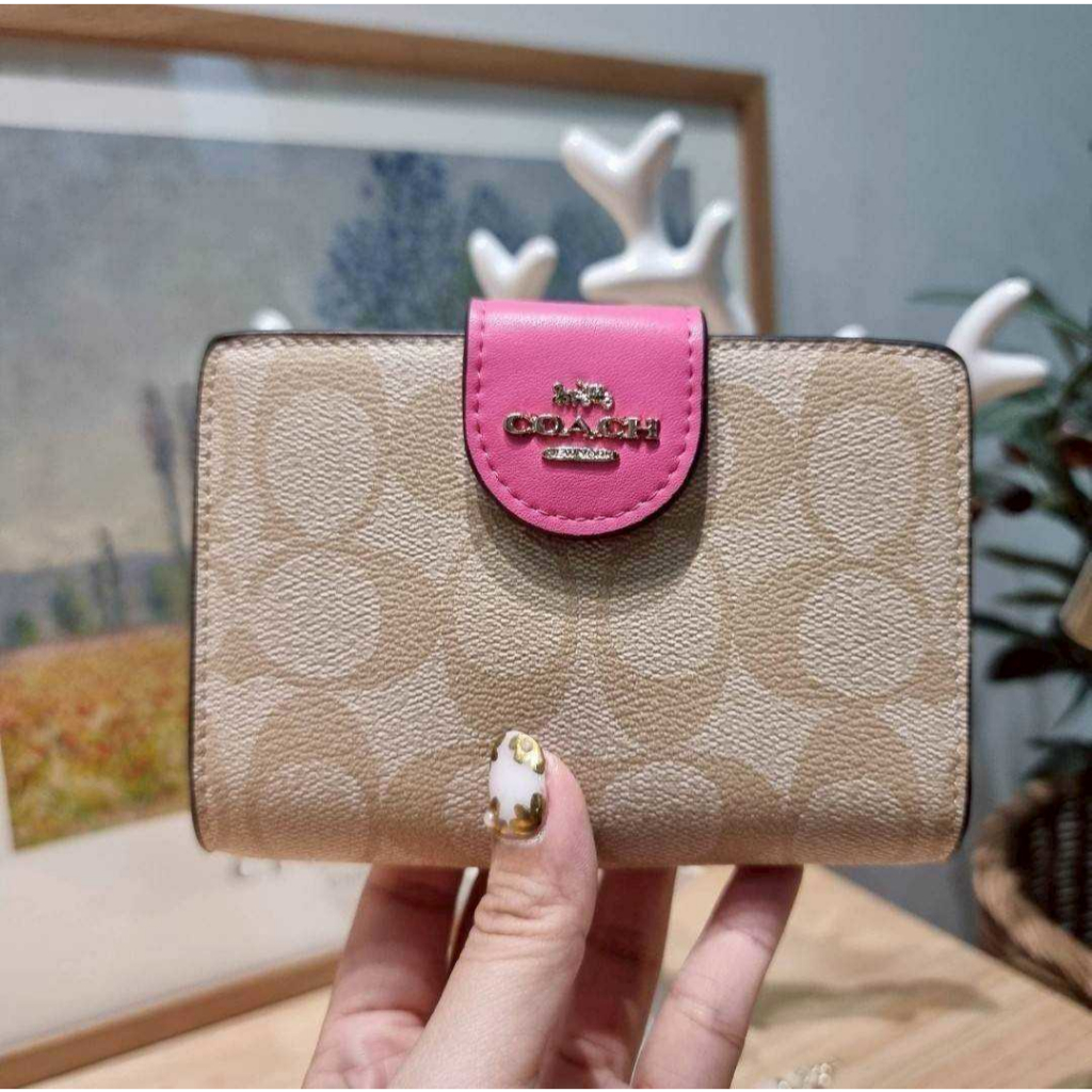 COACH C0082 MEDIUM CORNER ZIP WALLET IN SIGNATURE CANVAS [สินค้า Outlet]
