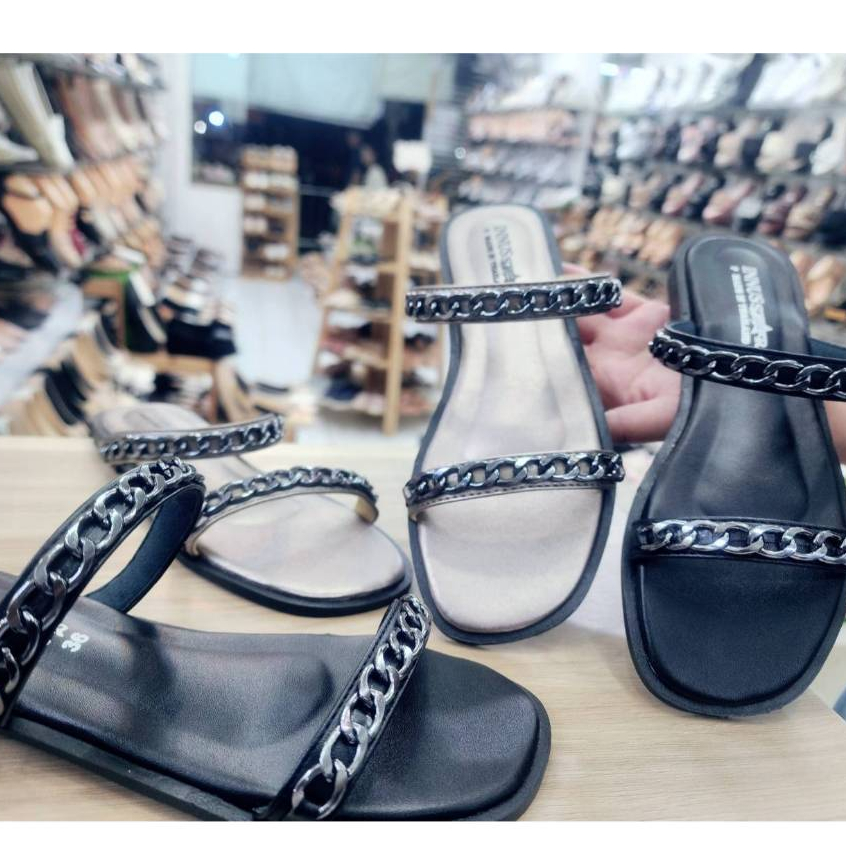 Innus สวย เปรี้ยว แซ่บ! รองเท้าแตะโซ่คู่สุดชิค (มี 3 สี)แฟชั่นผู้หญิง หน้าสวม 2 ตอนแต่งโช่ พร้อมส่ง