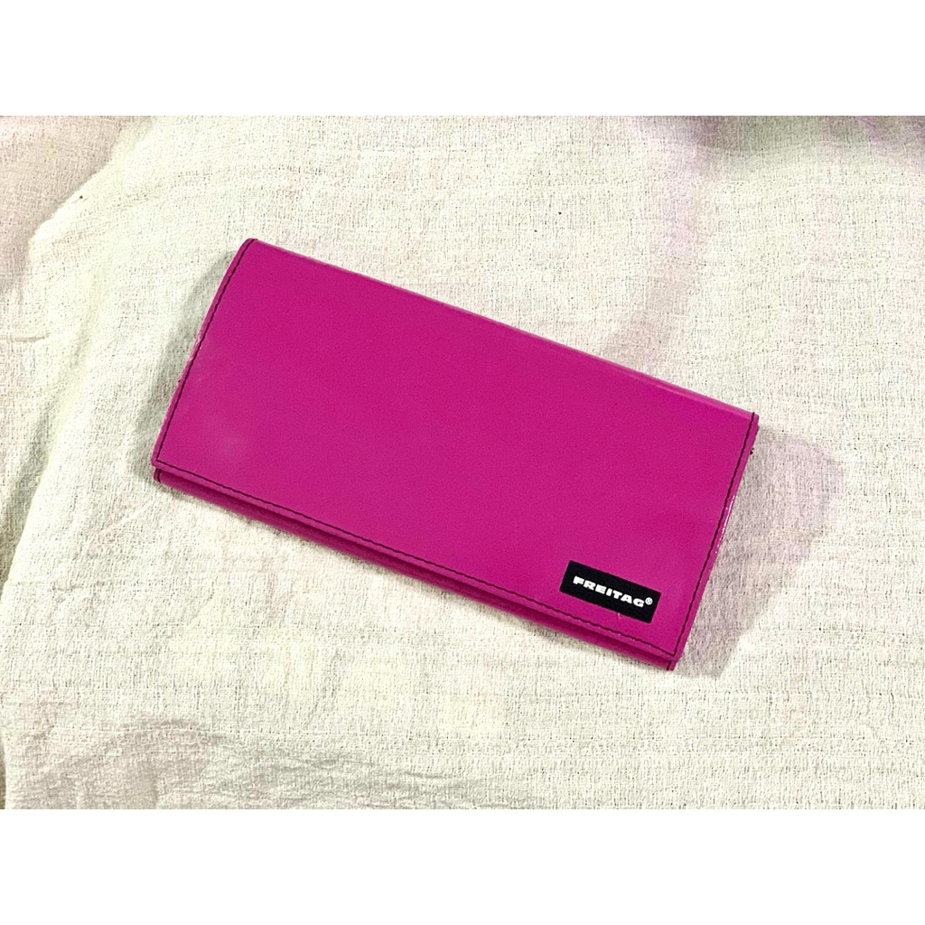 พร้อมส่ง - กระเป๋าสตางค์ Freitag F555 Caroline - สี ชมพู เข้ม ไส ครีม / สภาพดี สวยคม - ของแท้ 💯
