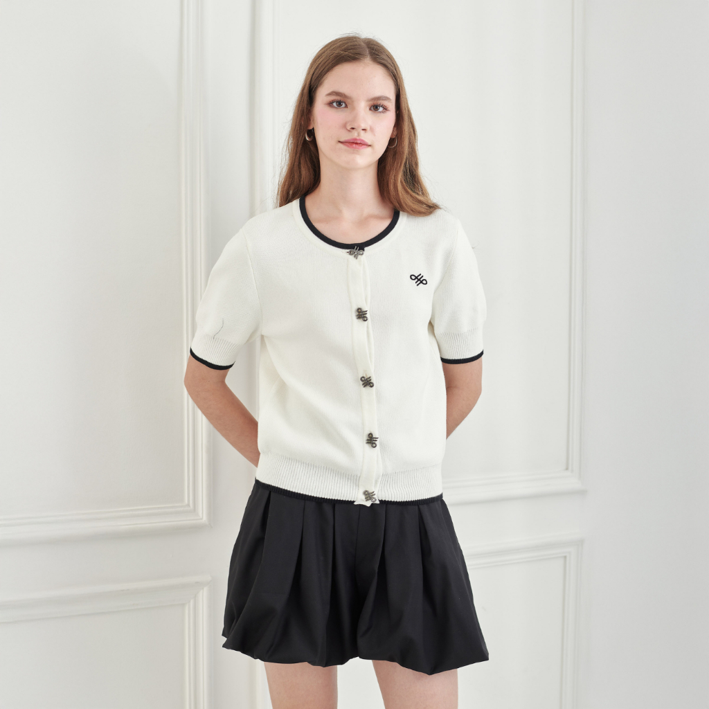 PIMNATTA Audrey Logo Buttons Knit Top เสื้อไหมพรม ตัดขอบสลับสี ปักโลโก้ ติดกระดุมแบรนด์ (สีขาวพร้อมส่ง)