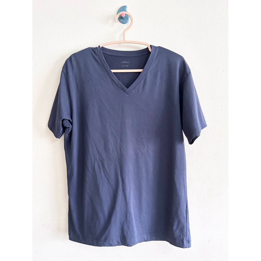 ยุนิM เสื้อยืดคอวีชายairism สีกรมเข้ม