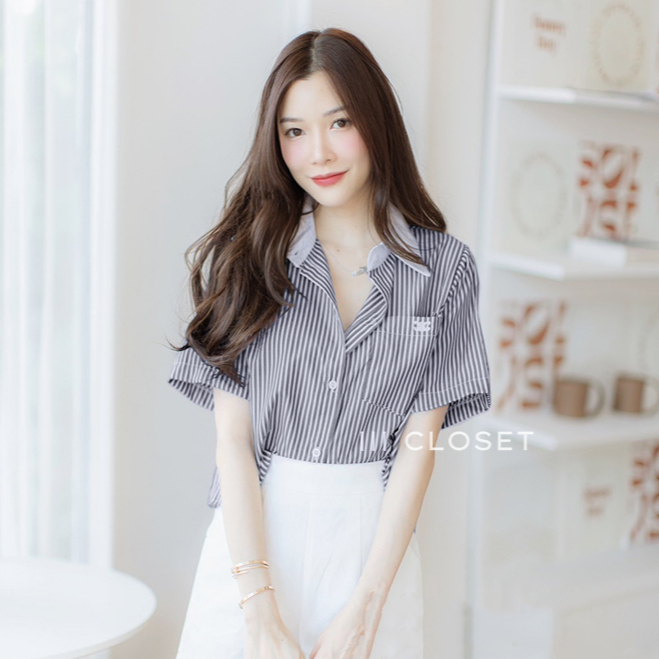 เสื้อเชิ้ต ครอป lll Freesize lll ZO077 กระเป๋าหน้า ลายริ้ว คอปกแต่งคาดขาว ผ้าคอตตอน