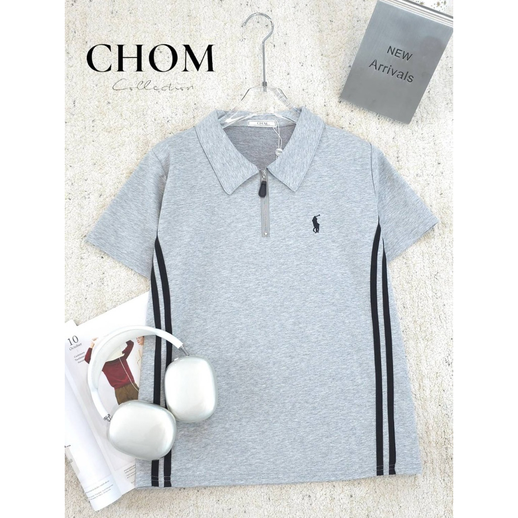 พร้อมส่ง 🎉 เสื้อยืดป้ายChom เสื้อยืดผู้หญิง อกหน้าผ้า42 ยาว24 ผ้ายืด ผ้านาโน คอปก แต่งซิปใช้งานได้จริง แขน