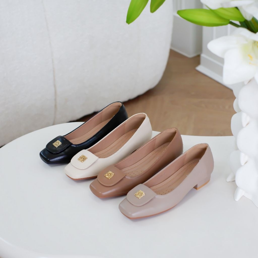 คัชชูแต่งส้นเตี้ยอะไหล่ทอง36-40ใส่ตรงไซส์ตามปกติอวบกว้างบวกเพิ่มรหัส755