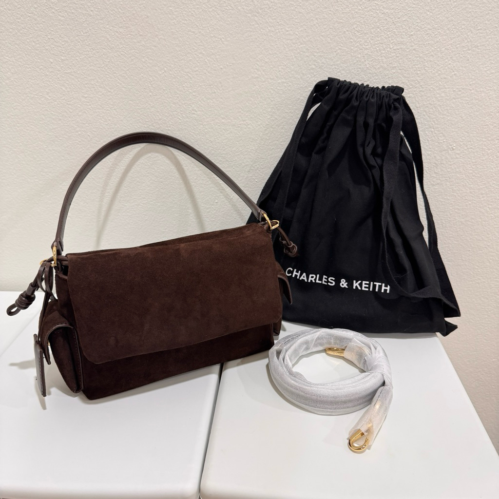 กระเป๋า khai (ส่งต่อ) Charles&Keith สภาพดีมากก สายสะพายข้างไม่ได้ใช้