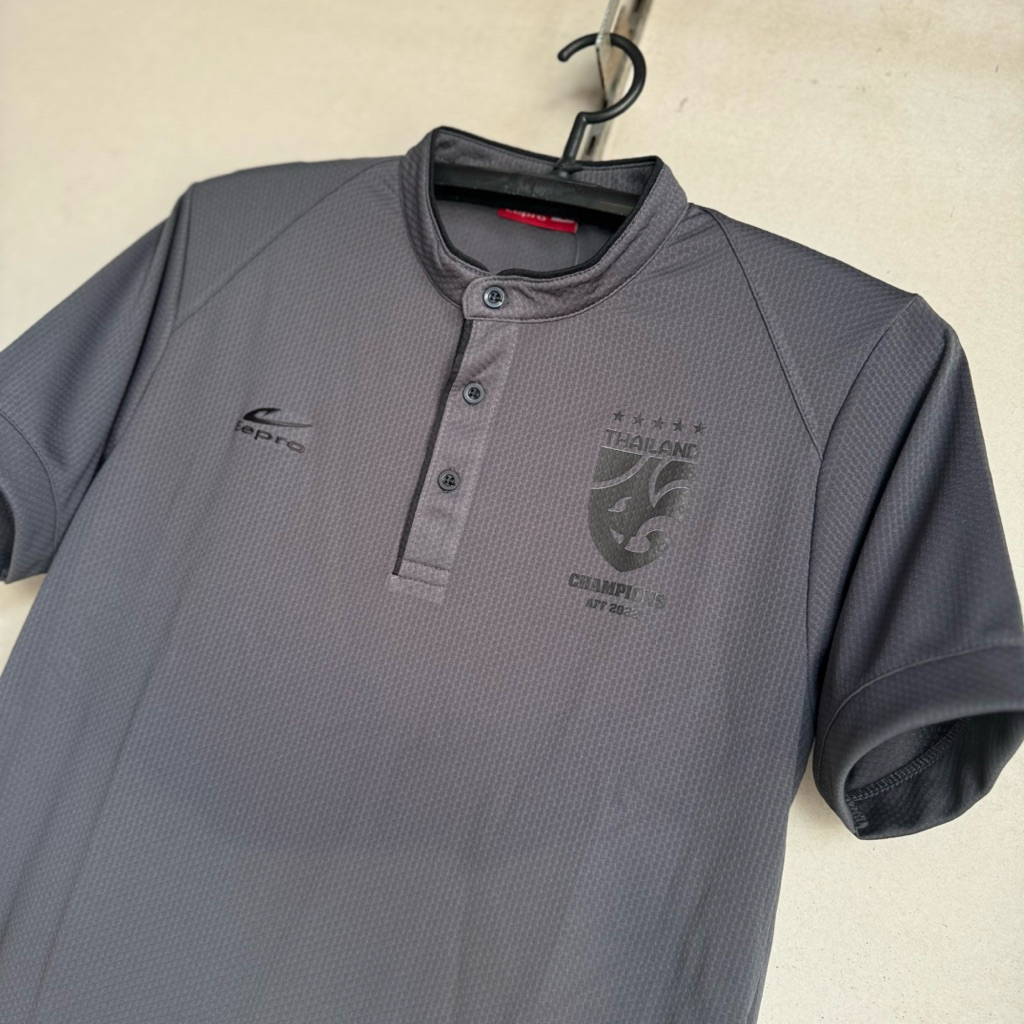 Eepro เสื้อกีฬาคอจีน Eepro รุ่น EA-1323 พร้อมโลโก้ Champions AFF เนื้อนุ่มสบาย ระบายเพลิงได้ดี - ออก