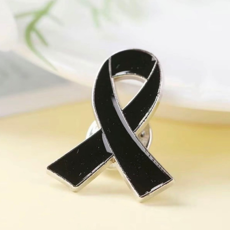 พร้อมส่งจากไทย เข็ดกลัด ไว้ อาลัย รูปโบว์ (ขนาดใหญ่) สีดำตัดเงิน โบว์ดำไว้ทุกข์  H-007P