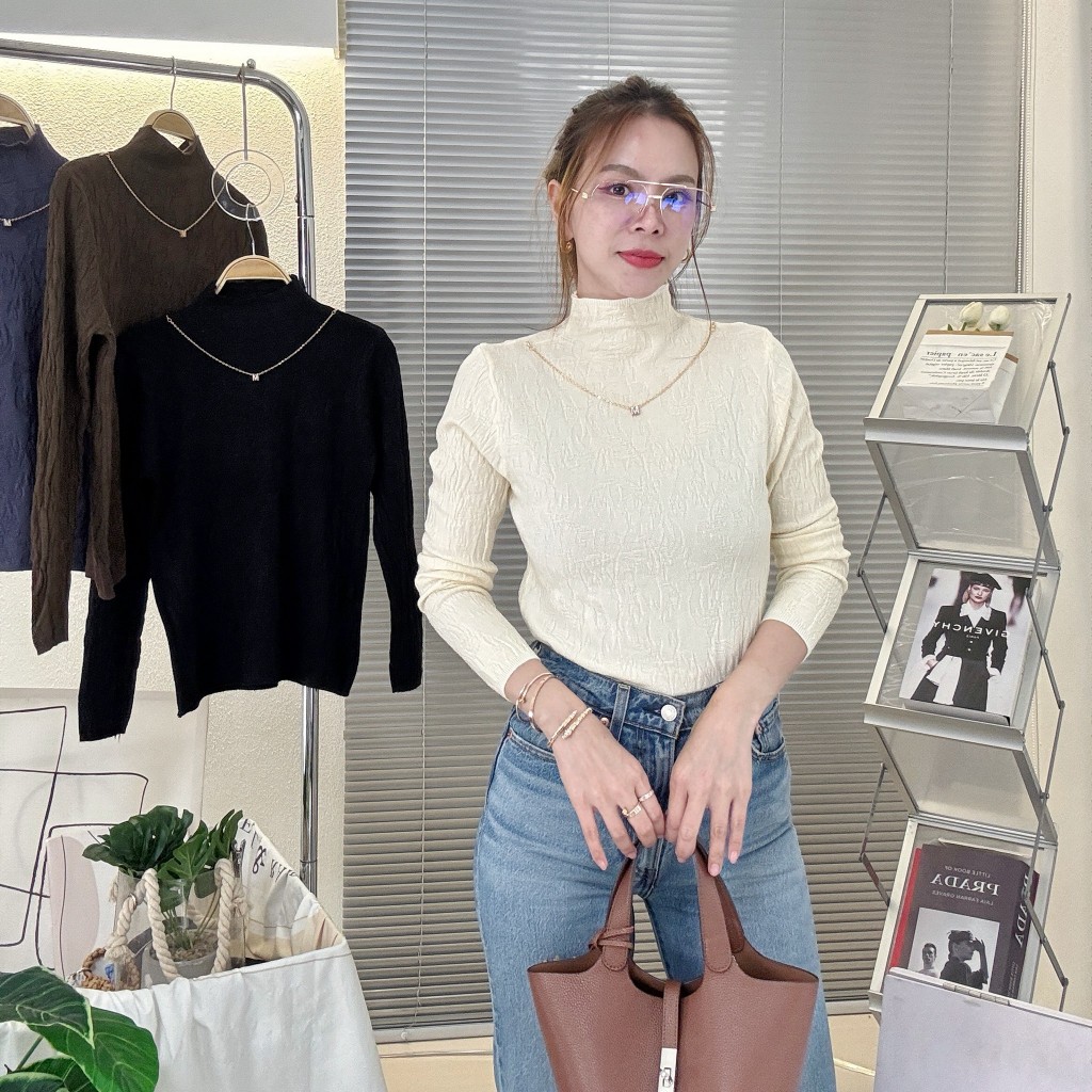 C024 Varen (วา-เรน) เสื้อไหมพรมคอคอปีนแต่งอะไหล่เงิน ตัวเอ็ม ใส่สบายผ้าเป็นขุย
