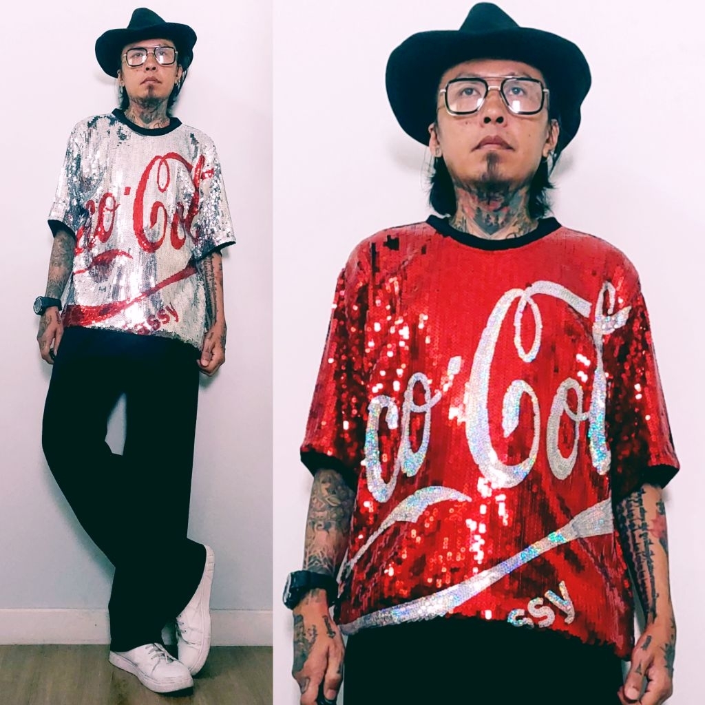 เสื้อผู้ชายปักเลื่อมสีเงิน เสื้อยืดปักกลิตเตอร์สีแดงของผู้ชาย เสื้อวิ้งๆลายโคคาโคล่า(สินค้าในไทย )