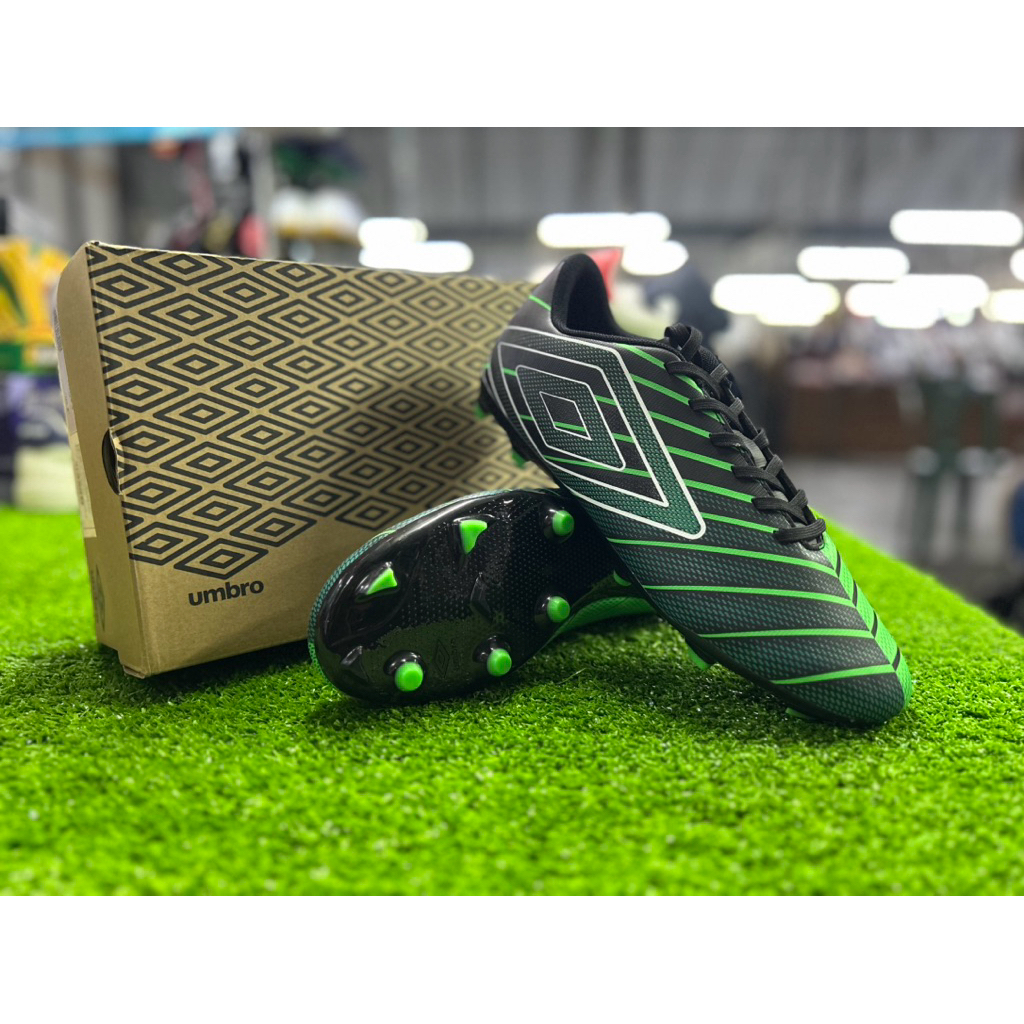 {รับประกันสินค้าของแท้100%} รองเท้าฟุตบอลสตั๊ด Umbro Velocita Elixir League FG (สีเขียวลายดำ)