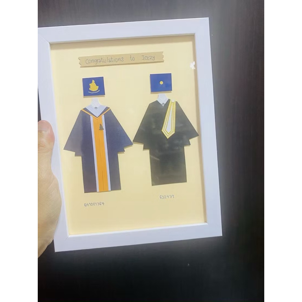 ของขวัญรับปริญญา สองชุดในกรอบเดียว