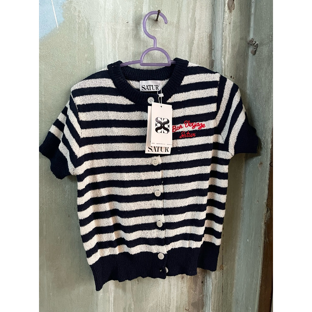 เสื้อไหมพรมสีกรมท่าสลับสีขาว satur มือ 1 ป้ายห้อย