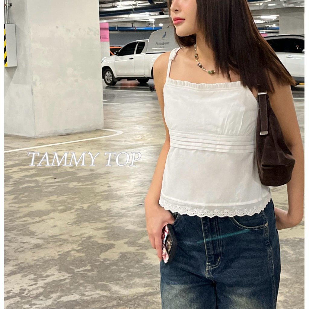 TAMMY TOP - เสื้อสายเดี่ยวดีเทลจับจีบขอบเสื้อและปลายขอบลูกไม้ (nita.bkk)