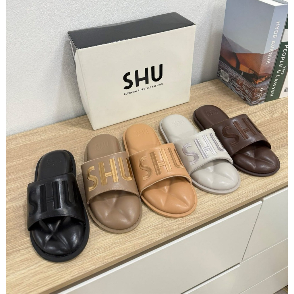 รองเท้าSHU รุ่นสวมปักโลโก้SHU สวยพื้นนิ่มไม่สบาย