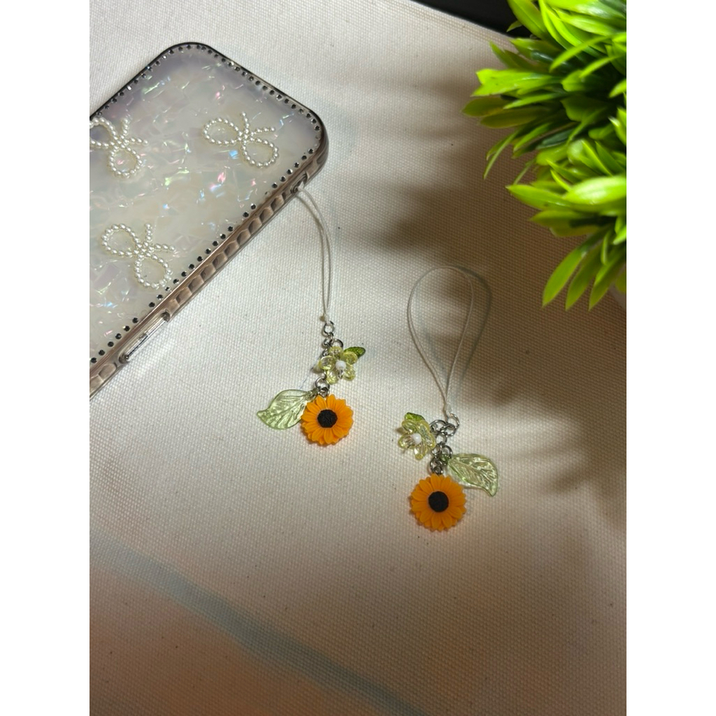 (พร้อมส่ง)สายห้อยมือถือ ทานตะวัน/น้องโคลเวอร์เขียวน่ารัก