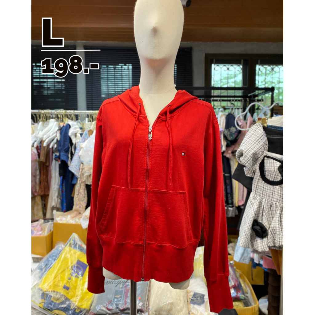 Lt1981 มือสอง L หน้าผ้า 44“ 🔥! 𝐓𝐎̂𝐌𝐌𝐘̂ 𝐇𝐈𝐋𝐅𝐈̂𝐆𝐄𝐑 Jeans ฮู้ดดี้ซิปสีแดงสด สไตล์ Y2K ผ้าคอตตอนนุ่ม พร้