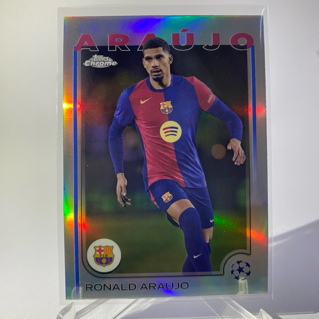 การ์ดนักฟุตบอล RONALD ARAUJO, BARCELONA, (refractor), TOPPS CHROME 2025