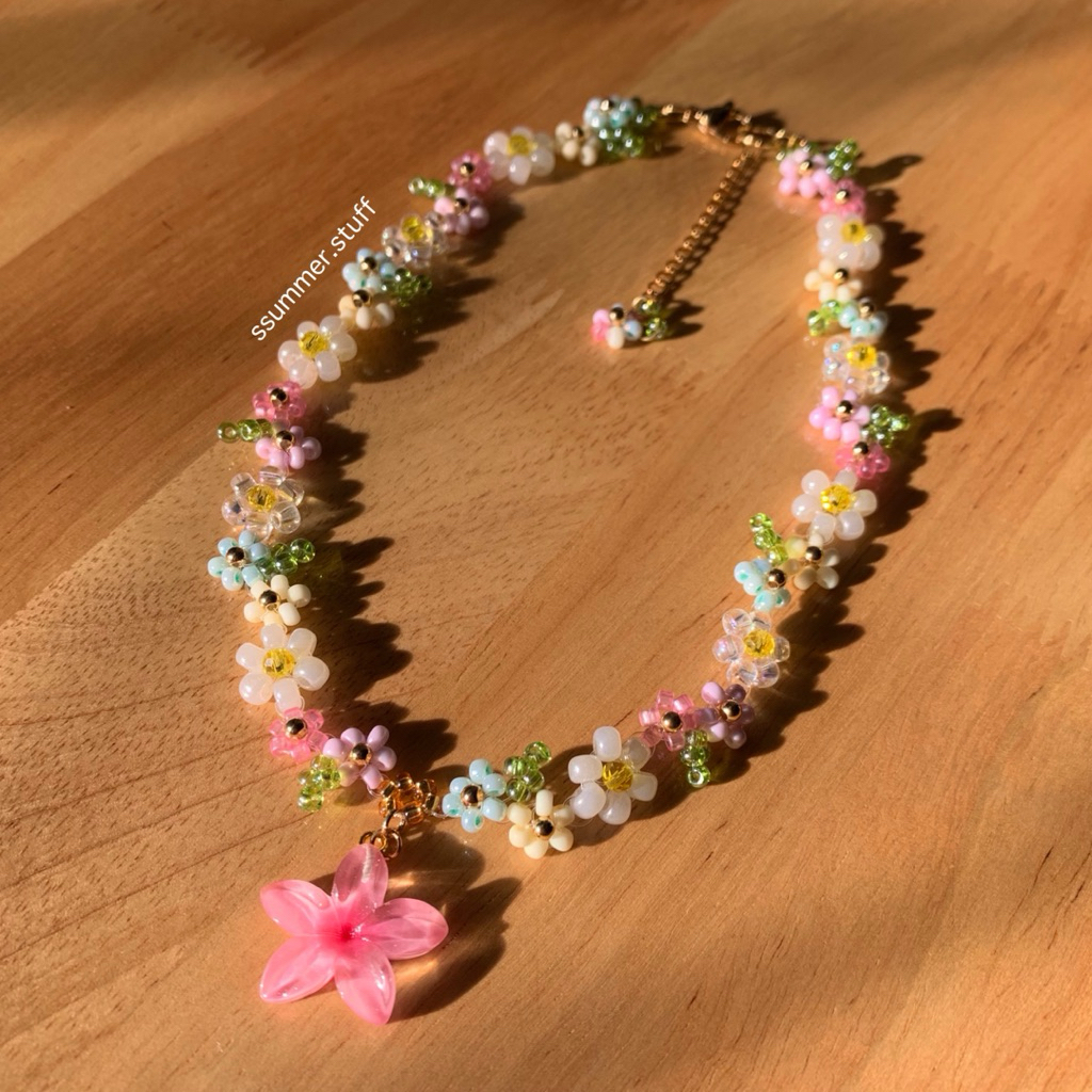 Fleurista beaded jewelry : สร้อยลูกปัดดอกไม้แนว Soft Girl หวานๆ ละมุนๆ