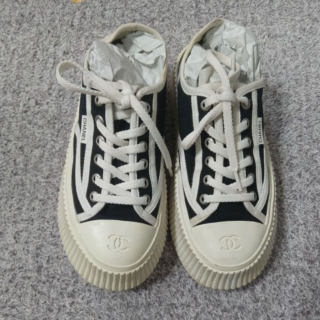 รองเท้าผ้าใบส้นหนา Chanel