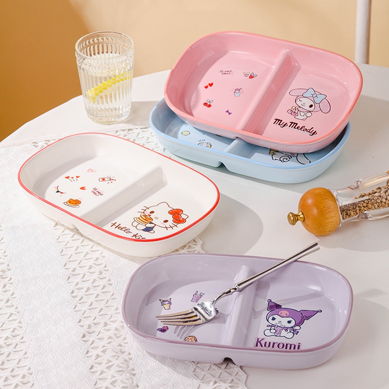 အစားအသောက်ပန်းကန် ၂ ခွက် (၂ ဇုန်) — Hello Kitty / My Melody / Cinnamoroll လှလှနားနား (နောက်ထပ်မသတ်မှတ်) အစားနှစ်မျိုးခွဲထည့်လို့ရ၊ အိမ်သုံး/လက်ဆောင်ကောင်း