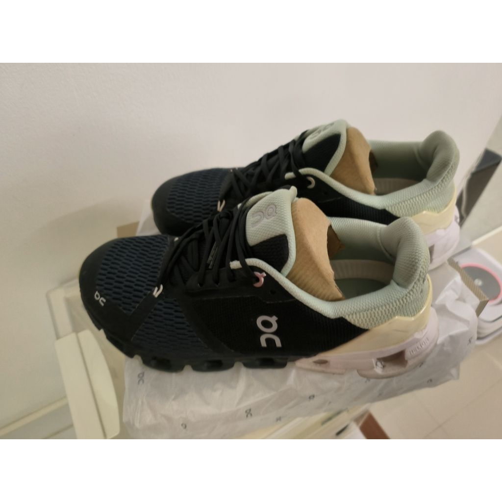 On Cloud มือสองสภาพตามรูป Size US W9 ไม่มีกล่องให้นะ ไม่ทราบรุ่นดูรายละเอียดตามรูป