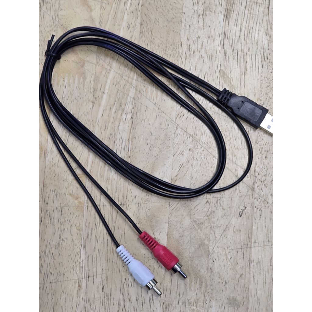 สายเคเบิล RCA to USB-A ซึ่งเป็นสายสัญญาณเสียงสำหรับเชื่อมต่ออุปกรณ์เสียงรุ่นเก่าที่มีพอร์ต RCA (แดงแ