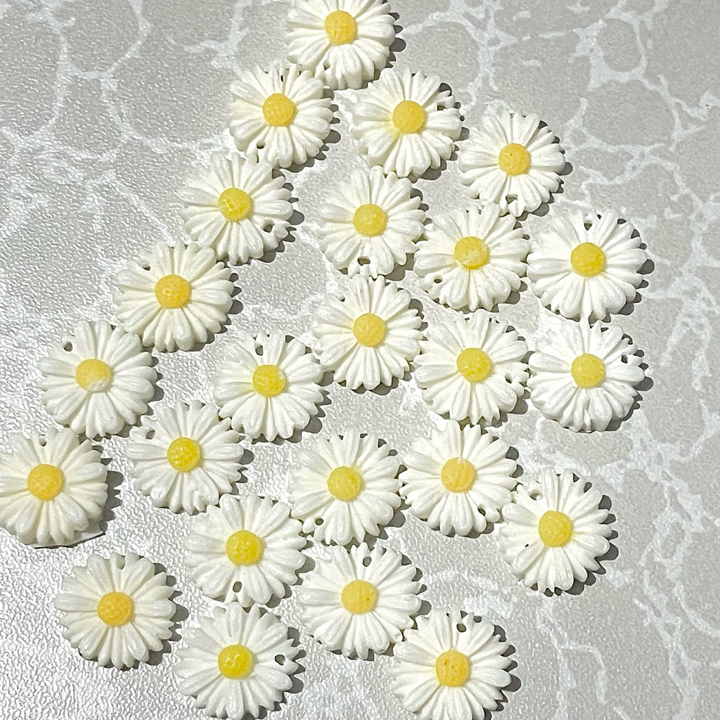 เรซิ่น Daisy 13 มม 3ชิ้น เจาะรูแล้วพร้อมห้อย