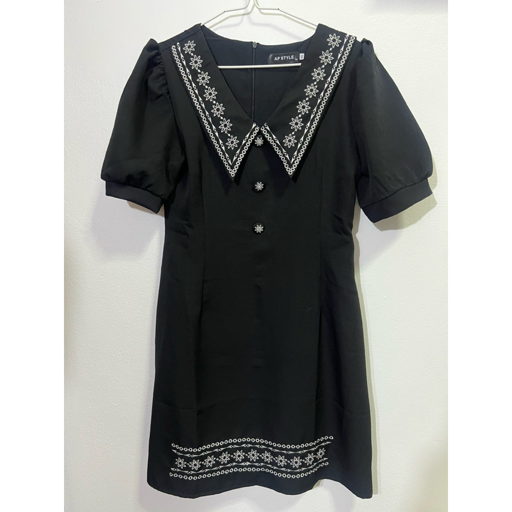 เดรสสีดำ Ap style ปักดอกไม้สีขาว กระดุมปัก XL