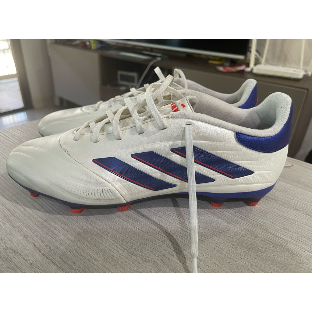ส่งต่อรองเท้าฟุตบอล Adidas แท้ US 10 UK 9.5