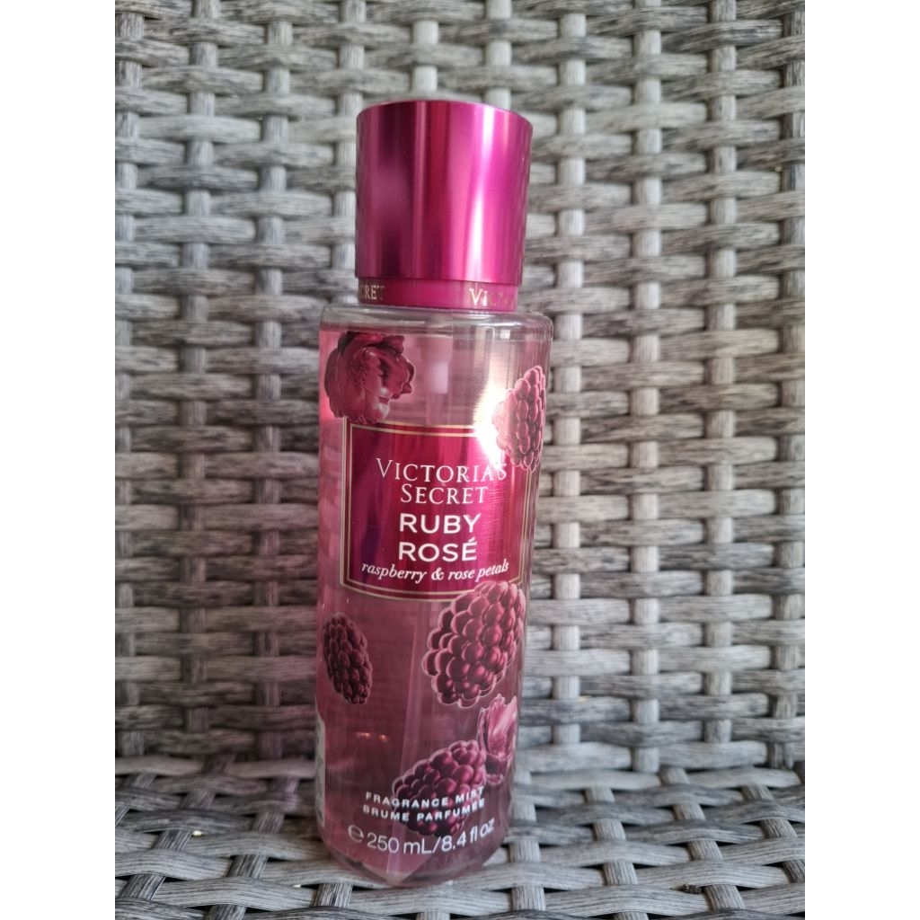Victoria's Secret น้ำหอมมิสท์ Ruby Rose Raspberry & Rose Petals (แท้ 100%) 250 ml. EXP: 05/28
