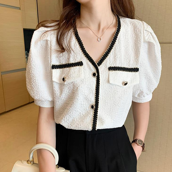 ( เเถมฟรีสร้อยคอ )เสื้อ ซีฟองผู้หญิง มี 2 สี ดำ ขาว เเต่งกระเป๋าเเละกระดุมด้านหน้า ผ้าเบาใส่สบาย