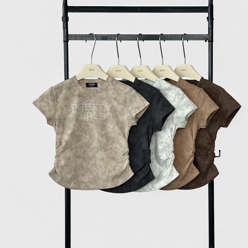 Atipashop - GLEAMSTAR TEE เสื้อยืด แขนสั้น คอกลม ดีเทลจีบจีบข้าง ผ้าสีมัดย้อม สกรีนลาย