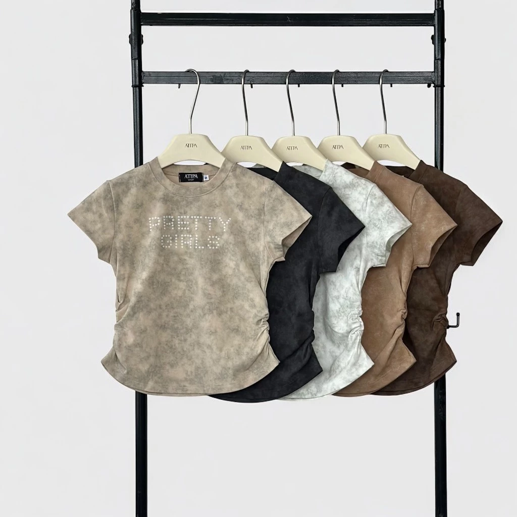 Atipashop - GLEAMSTAR TEE เสื้อยืด แขนสั้น คอกลม ดีเทลจีบจีบข้าง ผ้าสีมัดย้อม สกรีนลาย
