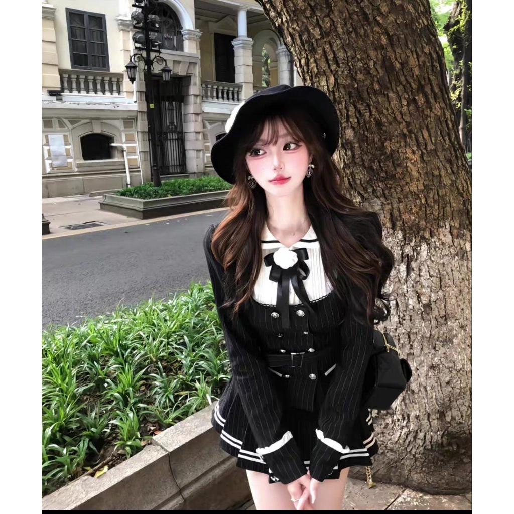 ชุดเซ็ท 2 ชิ้น สไตล์นักเรียนเฟรนช์ ลายทางแบบเสื้อสองชั้นหลอก ติดกระดุมคู่ พร้อมกระโปรงพลีท ทรงเข้ารูปเอวช่วยให้ดูผอม