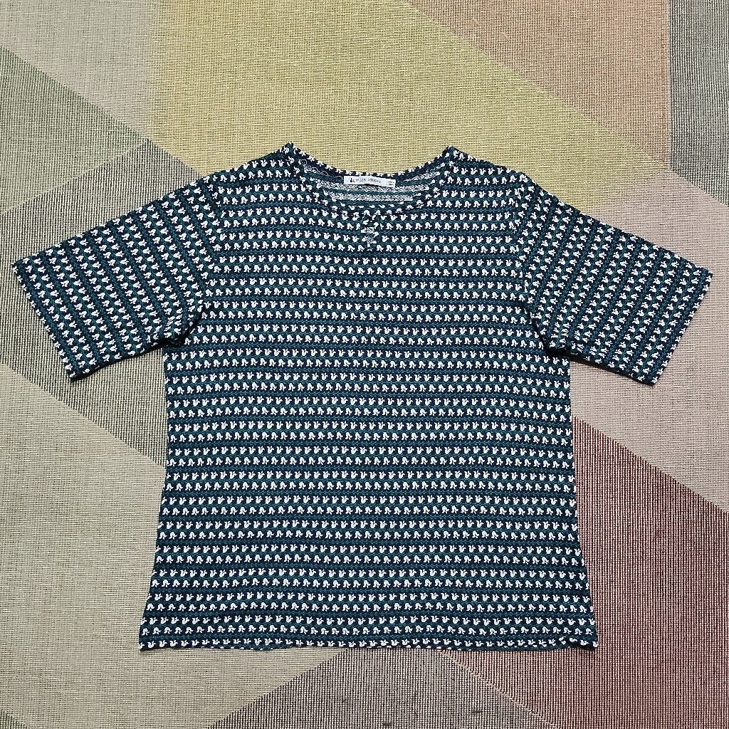 เสื้อยืด T'Bis Studio size M-L รอบอก 41"  มือสอง สภาพดี