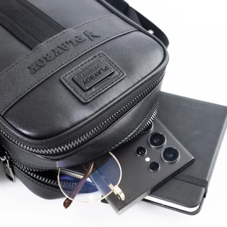 PLAYBOY รุ่น Force Phone Bag กระเป๋าสะพายข้างผู้ชาย รหัส ST-B254PBM334-BK ดีไซน์ทรงโฟนสะพายข้าง สี Carbon Black