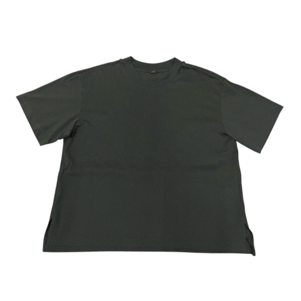 เสื้อยืดสีดำคอกลม UNIQLO