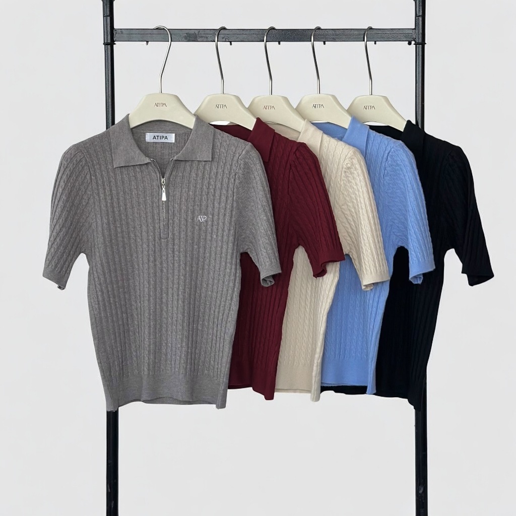 Atipashop - ARVIELLE KNIT TOP เสื้อโปโล คอปก แขนสั้น ผ้าไหมพรม สีพื้น ผ้านิ่มยืดใส่สบาย ซิปหน้า