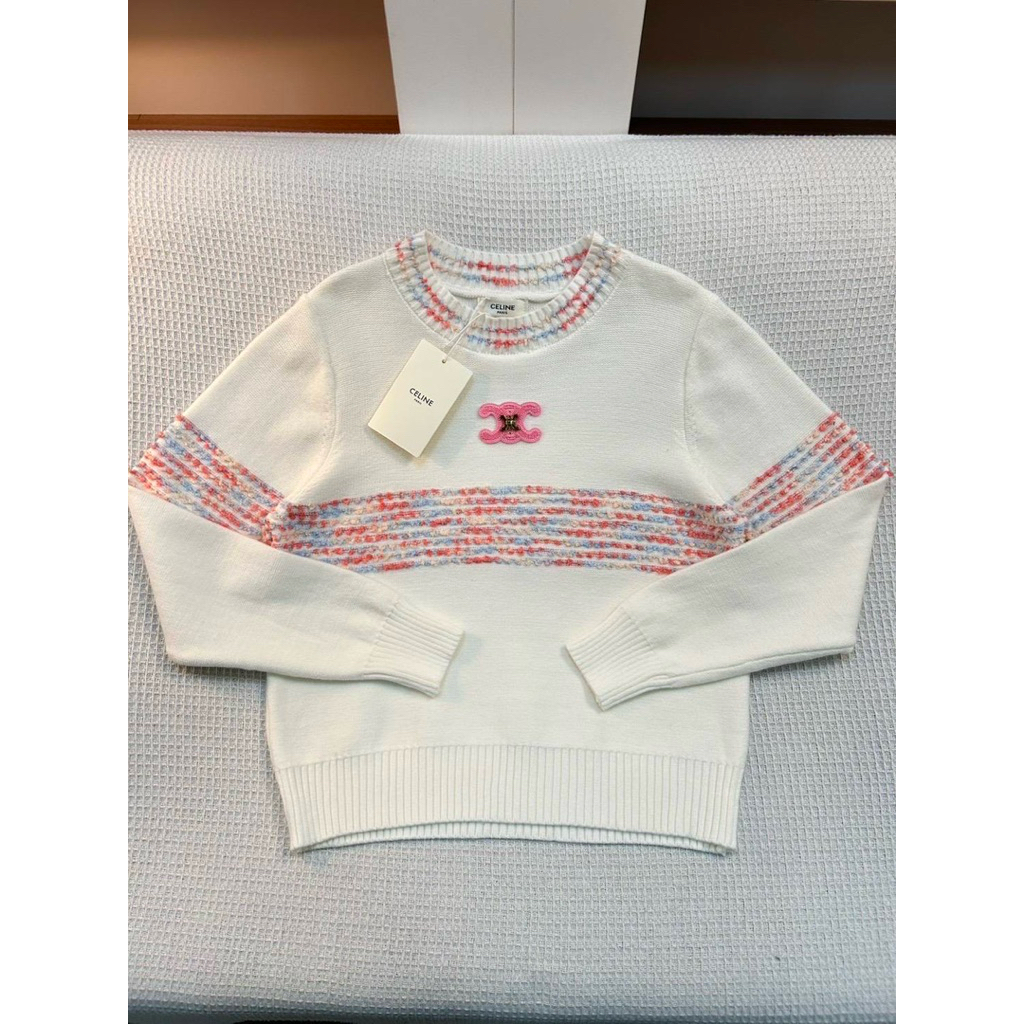 เสื้อ Knit sweater แต่งอะไหล่หนังโลโก้สุดหรู สีครีมโทนละมุน เล่นดีเทล มีดีเทลไม่น่าเบื่อ ผ้าอย่างดี