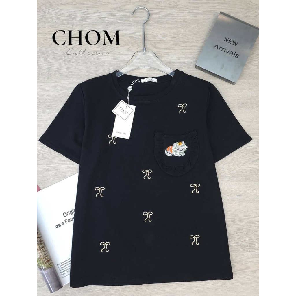 พร้อมส่ง 🎉 เสื้อยืดป้ายChom เสื้อยืดผู้หญิง อกหน้าผ้า42 ยาว25 ผ้ายืด ผ้าเด้ง คอกลม แขนสั้น แต่งลายเสื้อด้วยงานปักลาย