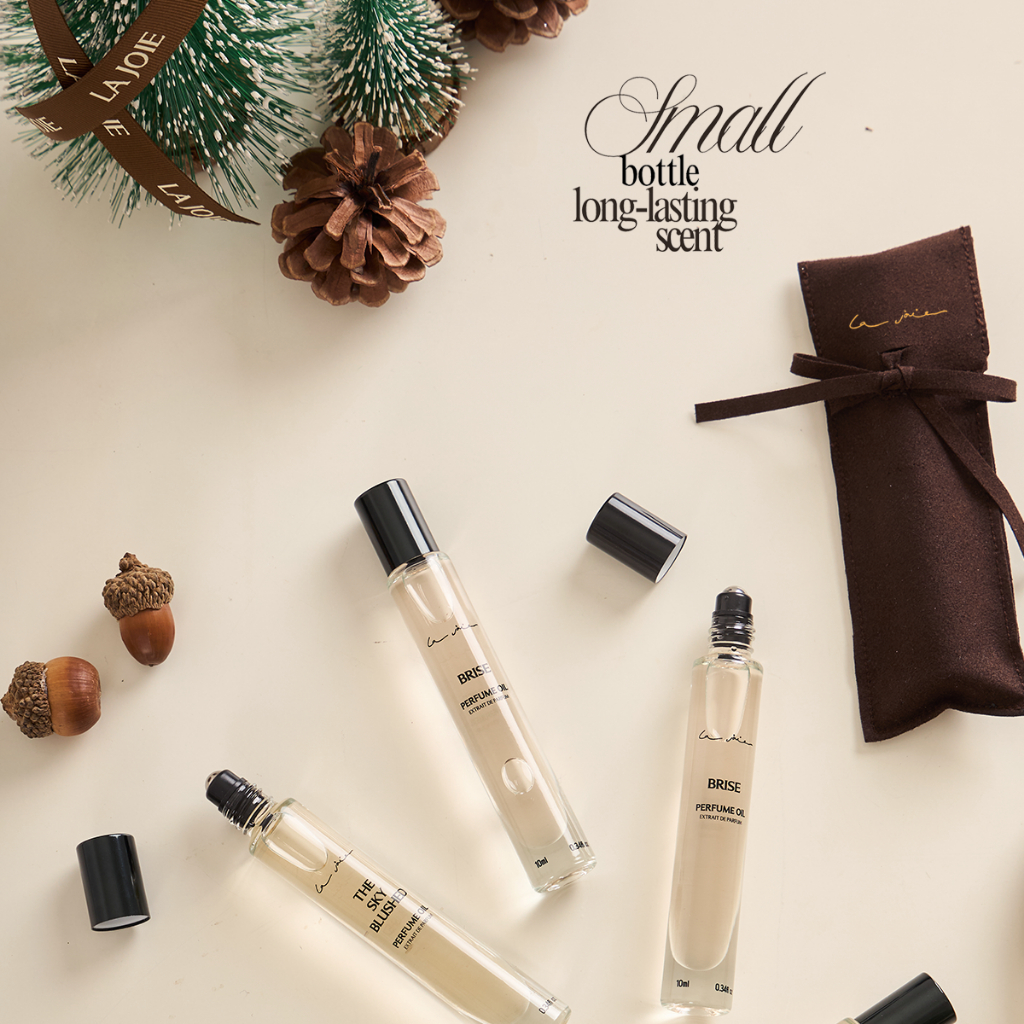 LA JOIE Extrait Perfume Oil 10 ml with Suede Pouch (ลา-ฌัว เอ็กซ์เทรต เพอร์ฟูม ออยล์น้ำหอม 10 มล. พร้อมซองหนังกลับ)