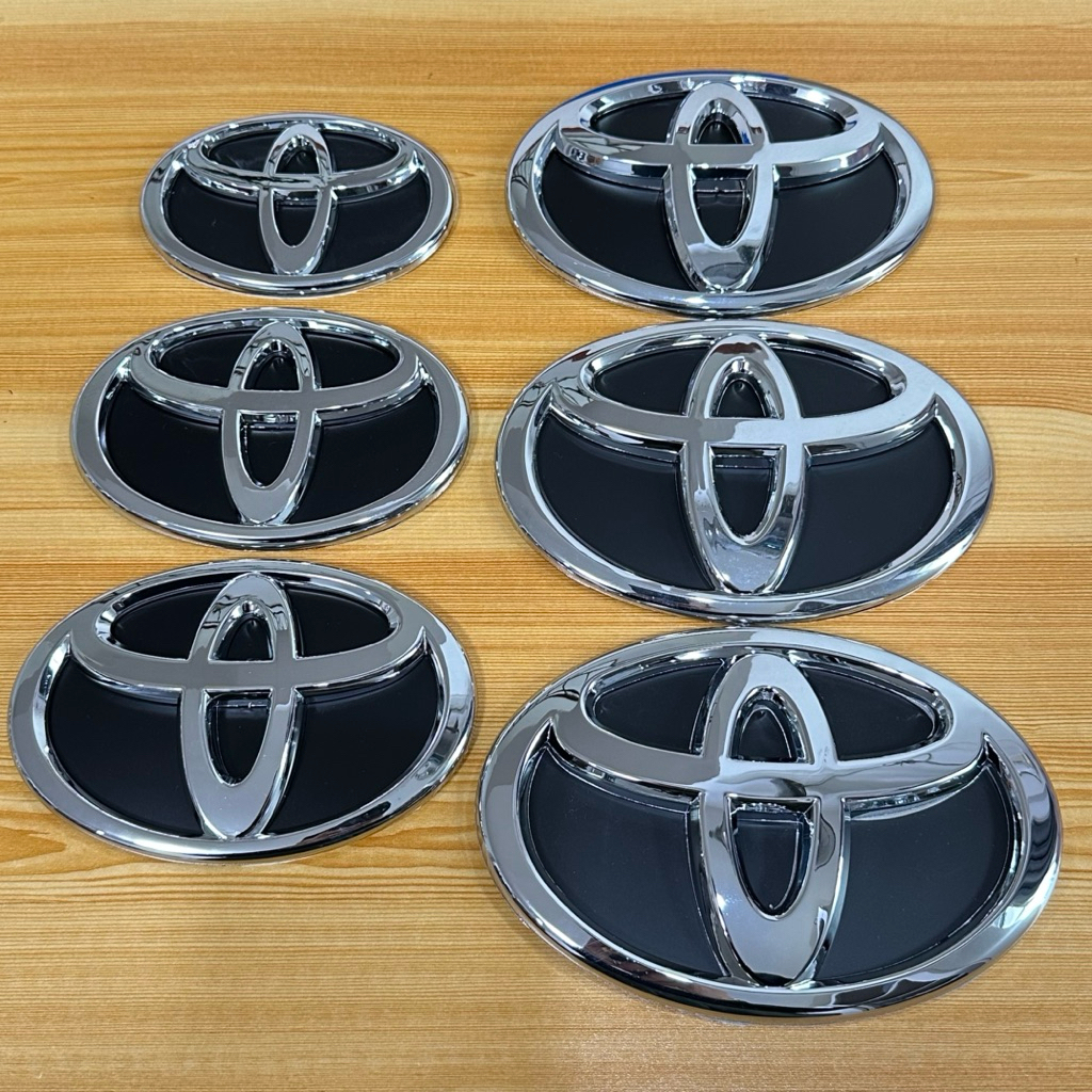 โลโก้* TOYOTA พื้นสีดำ ราคาต่อชิ้น ด้านหลัง มีกาวสองหน้า พร้อมใช้งาน ตกแต่งรถยนต์ เพื่อความสวยงาม