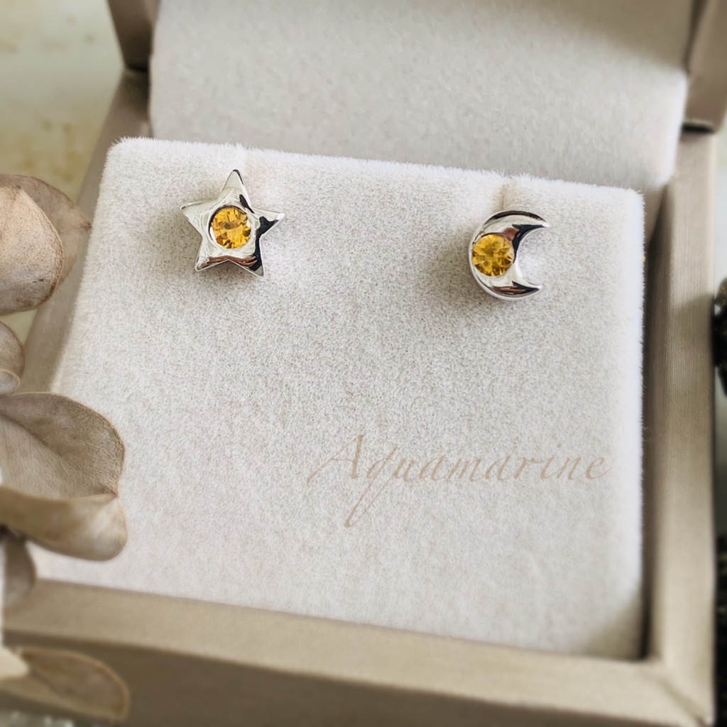 ต่างหูสตั๊ด ดาว / เดือน ฝังพลอยบุษราคัม( Yellow Sapphire ) 3 mm.