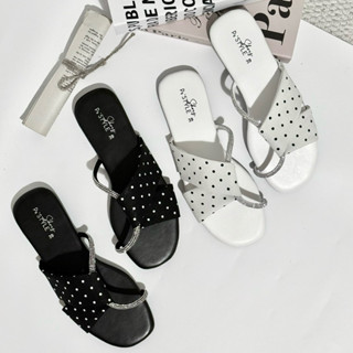 รองเท้าแตะลายจุดคาดไขว้ สายคริสตัลสุดเก๋ ใส่นุ่มเดินสบาย ไม่…