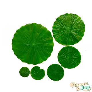 ใบบัวเทียม มีหลายขนาด เหมาะสำหรับใช้เป็นรองจานและภาชนะใส่อาหารในร้านอาหาร คาเฟ่ และตกแต่งมุมถ่ายรูป
