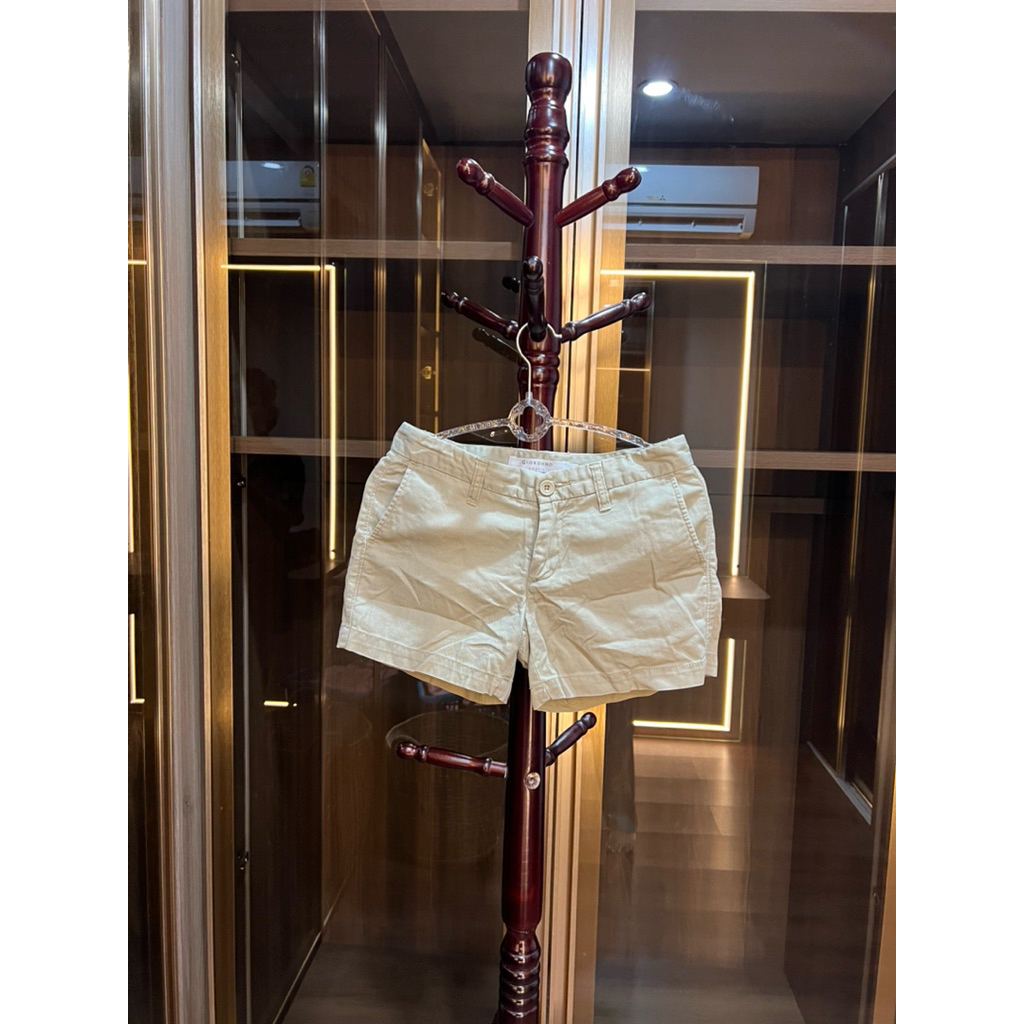 ส่งต่อ กางเกงขาสั้นสีครีม Giodanoแท้💯