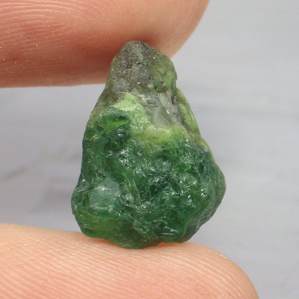 พลอย ก้อน ดิบ ซาโวไรท์ การ์เน็ต โกเมน เขียว ธรรมชาติ แท้ ( Natural Green Chrome Tsavorite Garnet ) ห