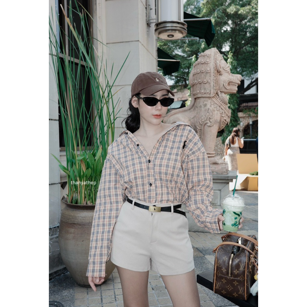 #Thanyathep เซท3ชิ้น เสื้อเชิ้ตลายบลูปักโปโลหรู คู่กางเกงขาสั้นสีครีม แมทมาดีมาก