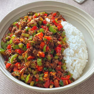 #921 ข้าวเนื้อวัวผัดเผ็ด ข้าวอุ่นพร้อมทาน สไตล์ฉงฉิ่ง ยอดนิยมจากจีน รสชาติกลมกล่อมถูกปาก ตามสไตล์เสฉวน เผ็ด–หอม–ชา
